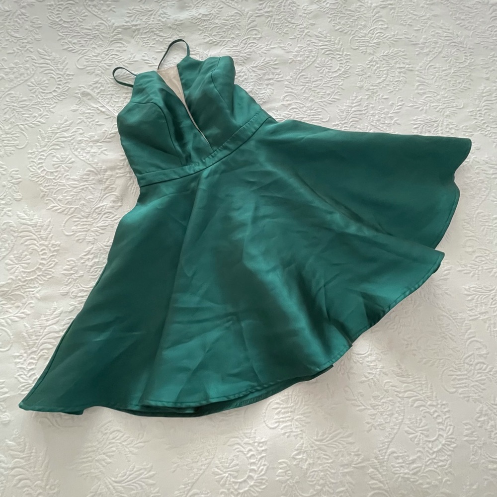 NWOT Lulu’s Take a Picture Green Satin Plunge Skater Dress With Pockets Small - Picture 6 of 10